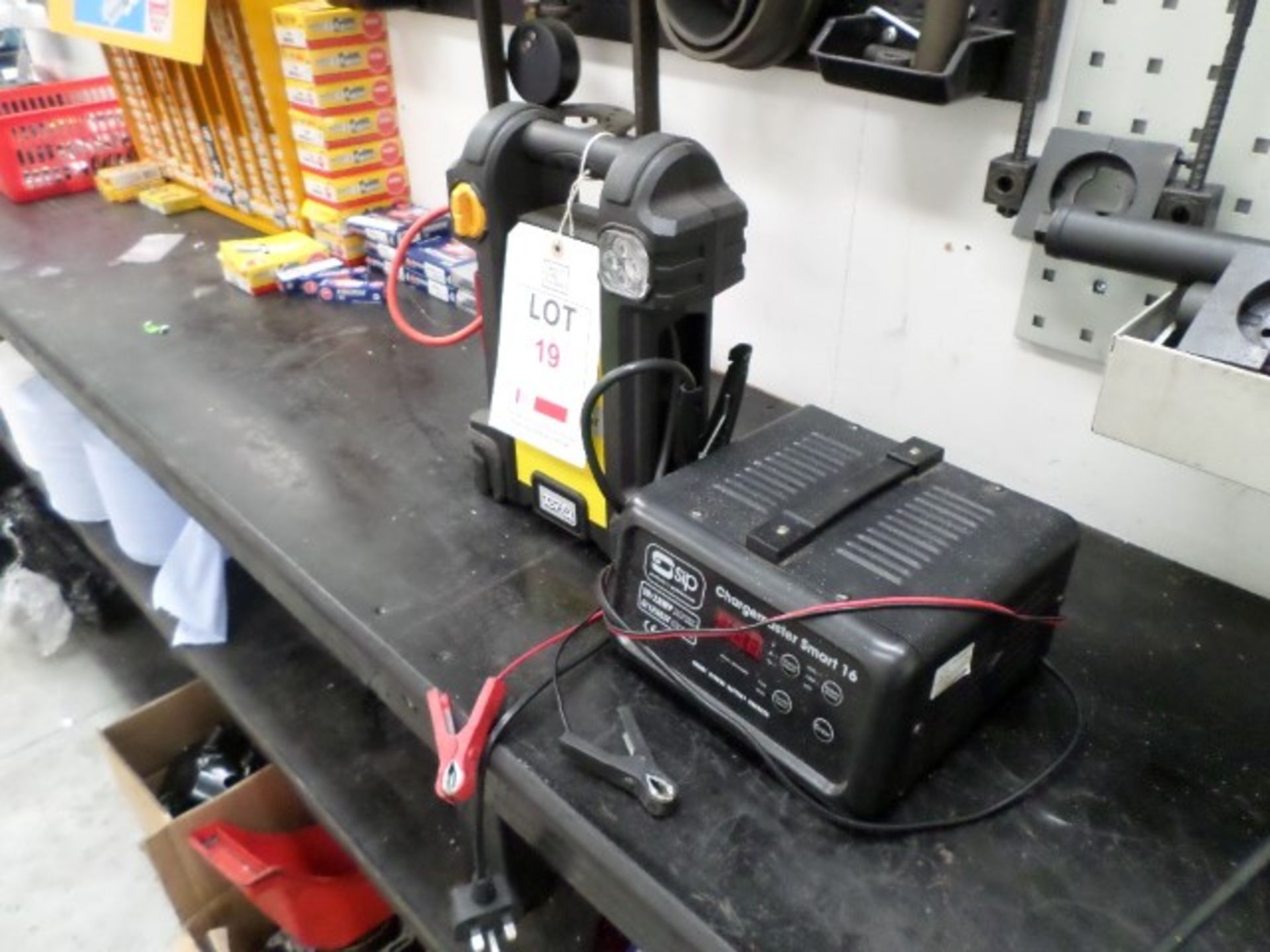 Torq 300 amp 12v DC jump starter and SIP Chargemaster Smart 16 6/12v battery charger - Image 2 of 2