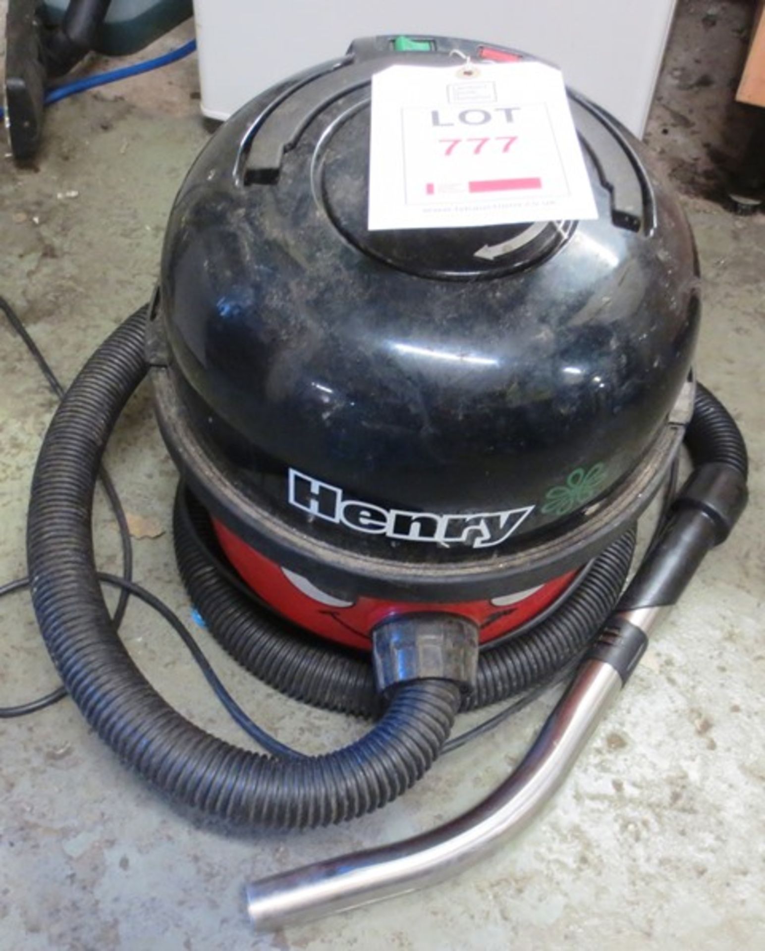 Henry HVR 200A numatic vacuum cleaner s/n: 094110951 (Collection of this lot is Wednesday 3rd or