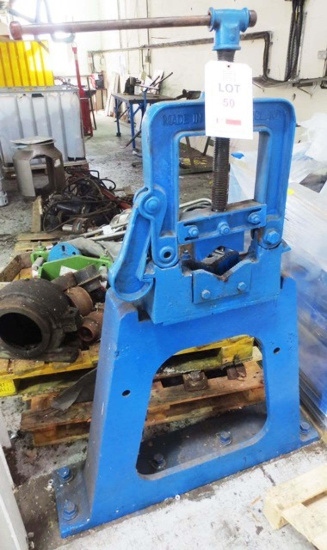 Record 98 steel pipe vice, floor bolted