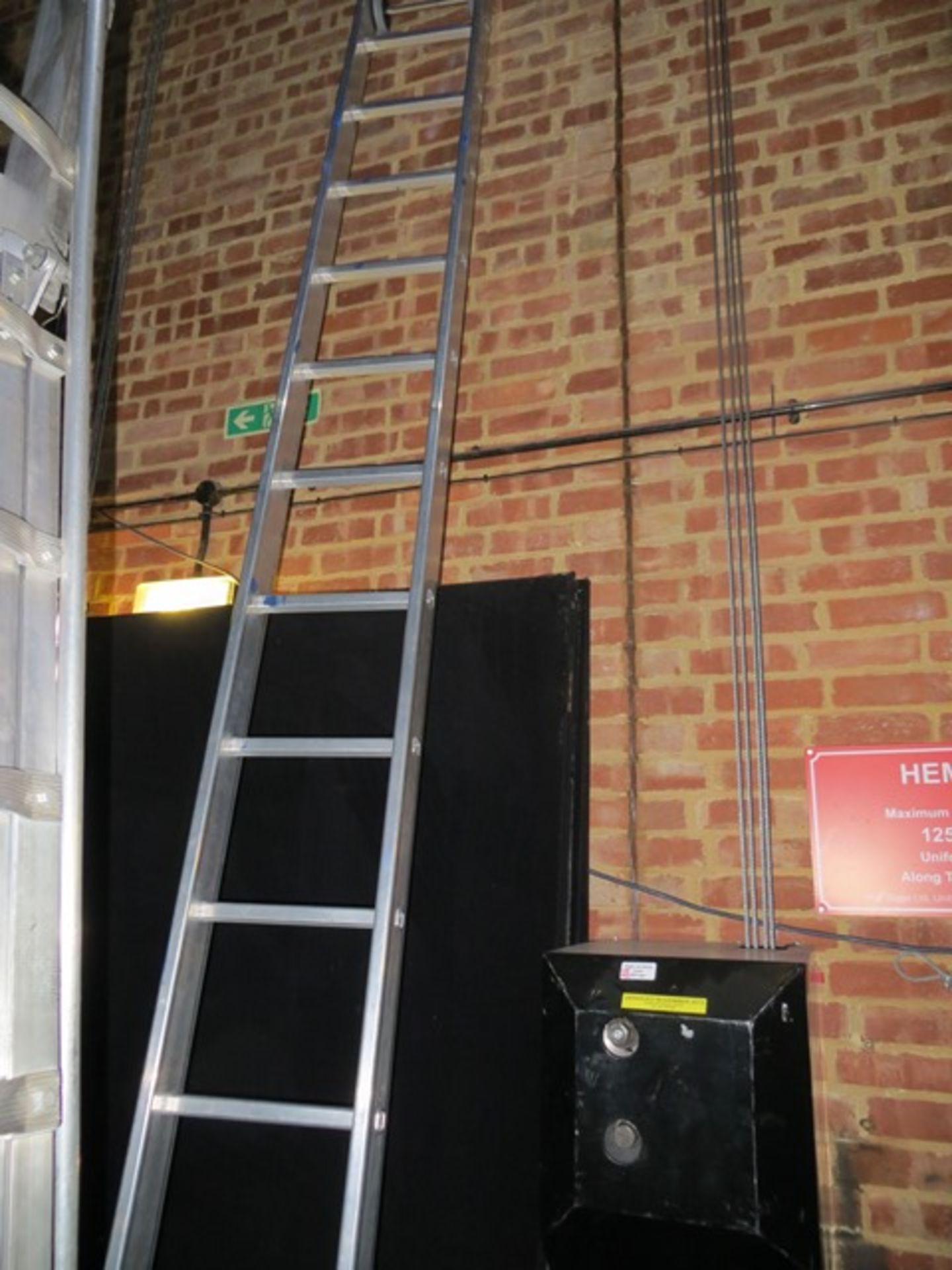 Light Alloy Ltd aluminium extension ladder (Please note, for viewing and collection purposes, this - Image 2 of 2