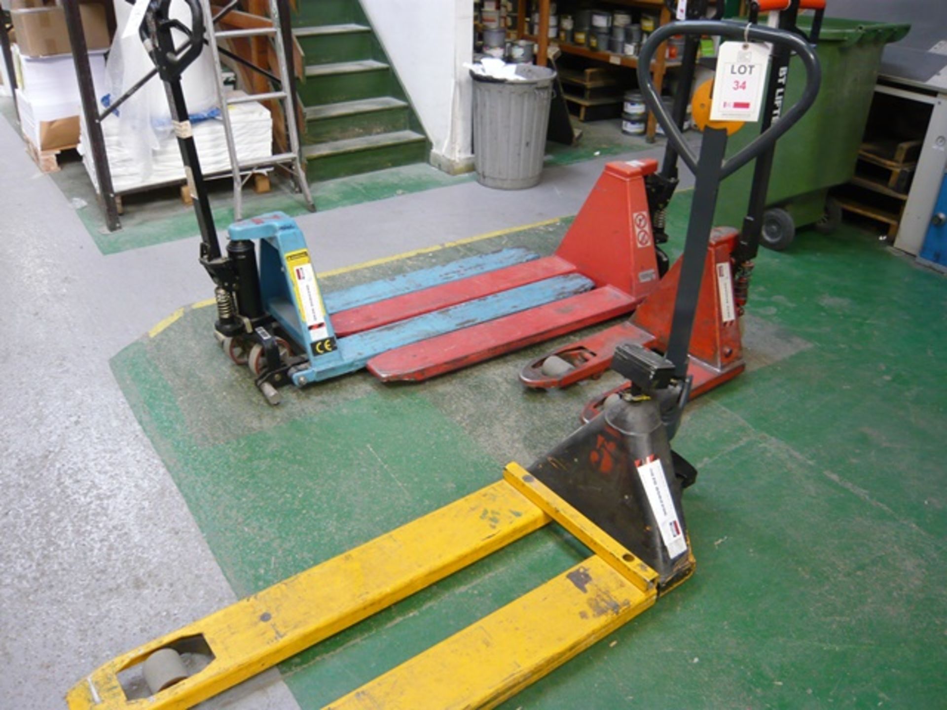 Pallet truck with electronic scale readout