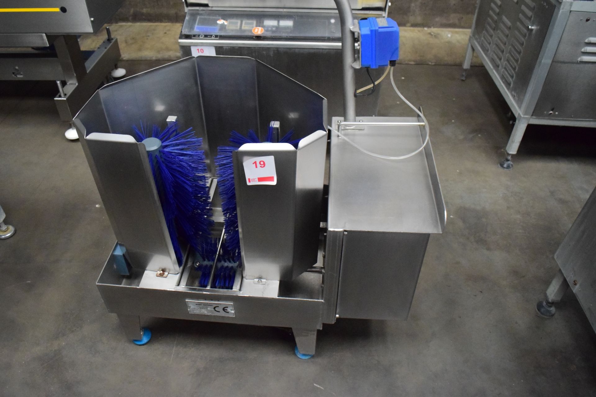 Bobet Materiel stainless steel boot washer, 2001. Overall dimensions: 1200 H x 800 L x 500 W Lift