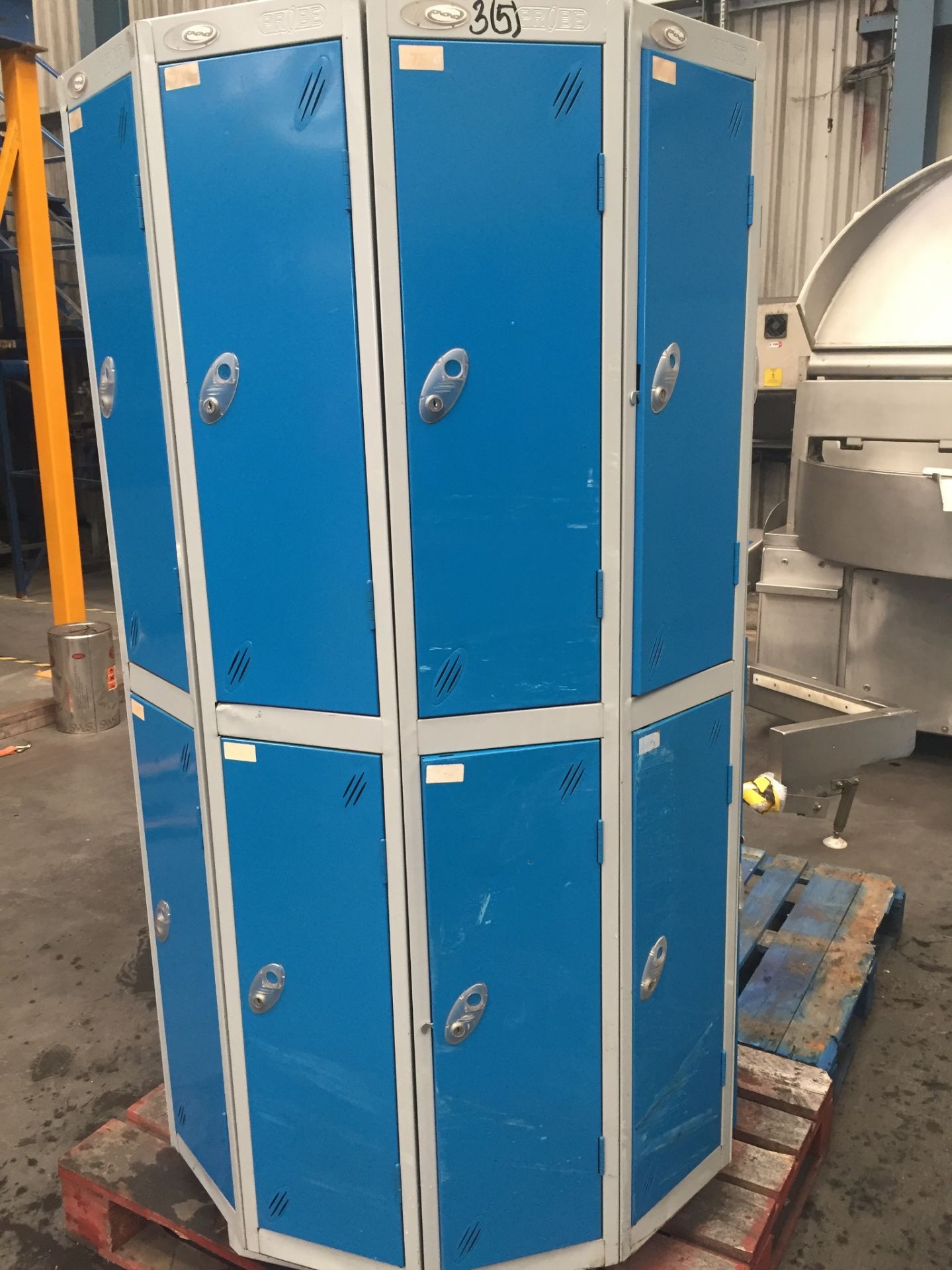 1 x rotary locker with 22 indivudual compartments, dimensions: 1900 H x 1100 x 1100 Lift out charge