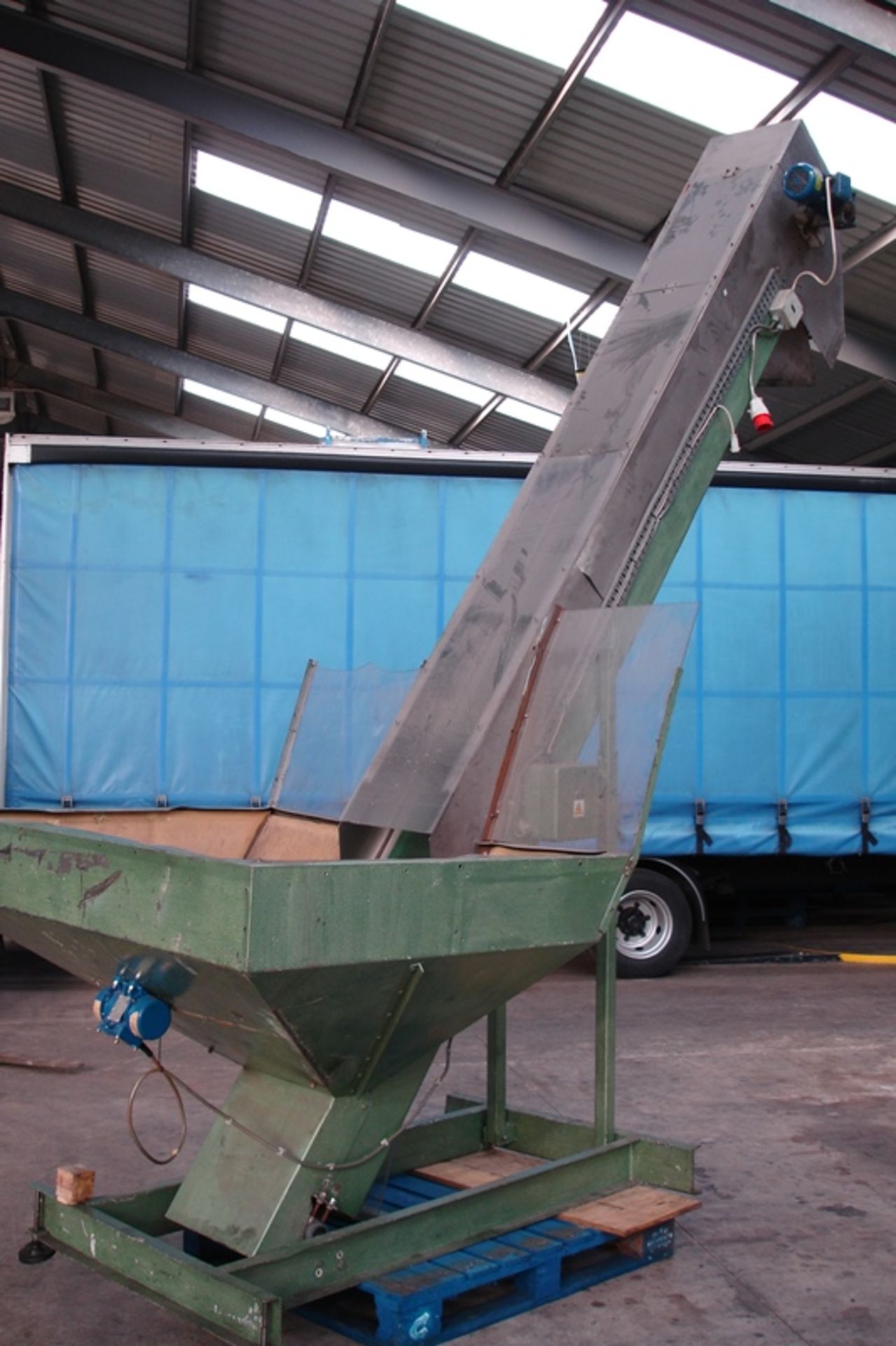 Large Hopper-Uplift Conveyor