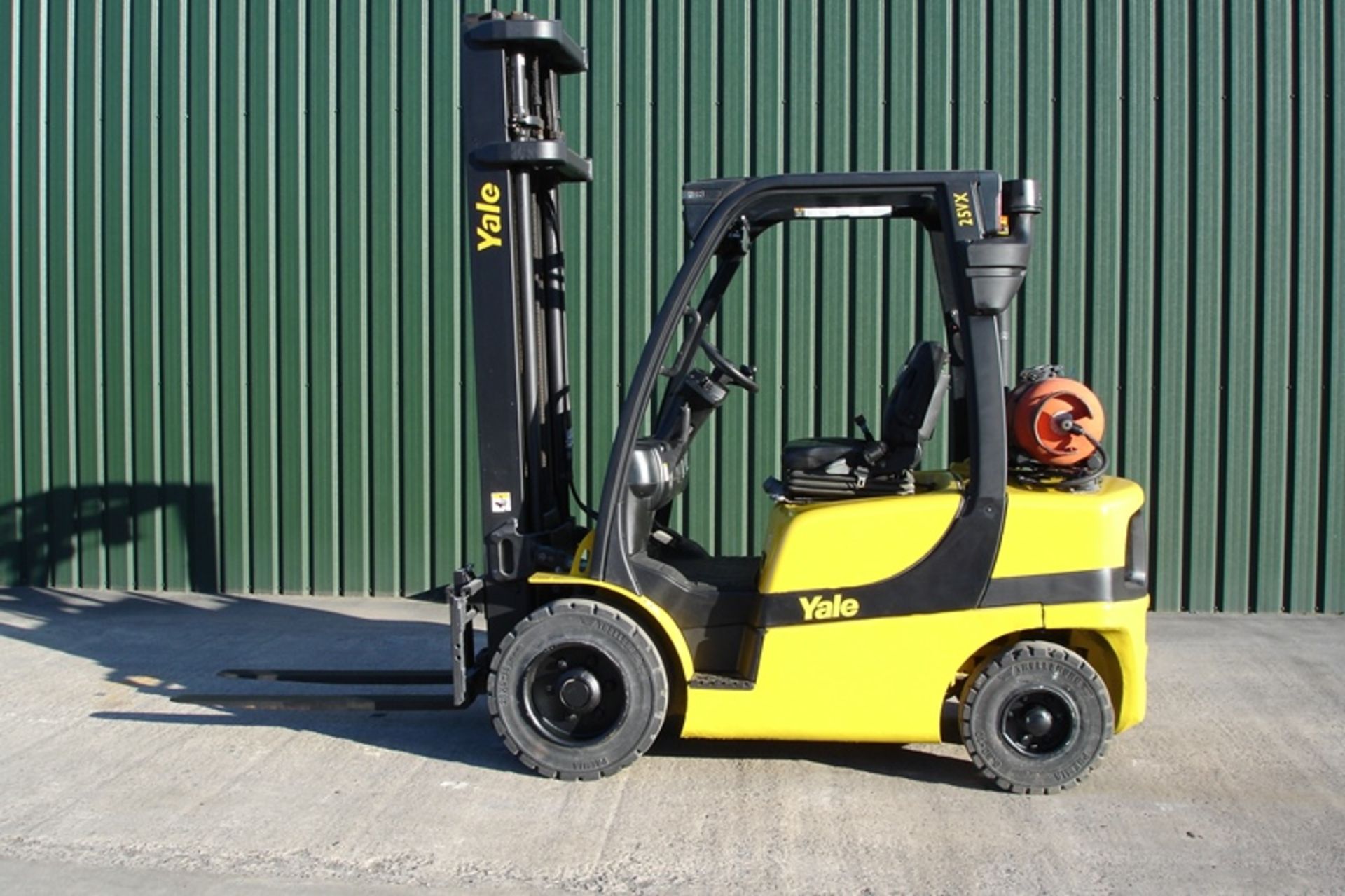 Yale  GLP2.5VX  Forklift   ( 2010 )