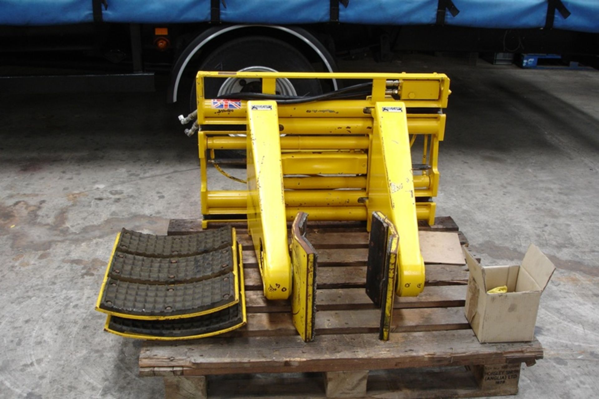 Hydraulic clamp for forklift