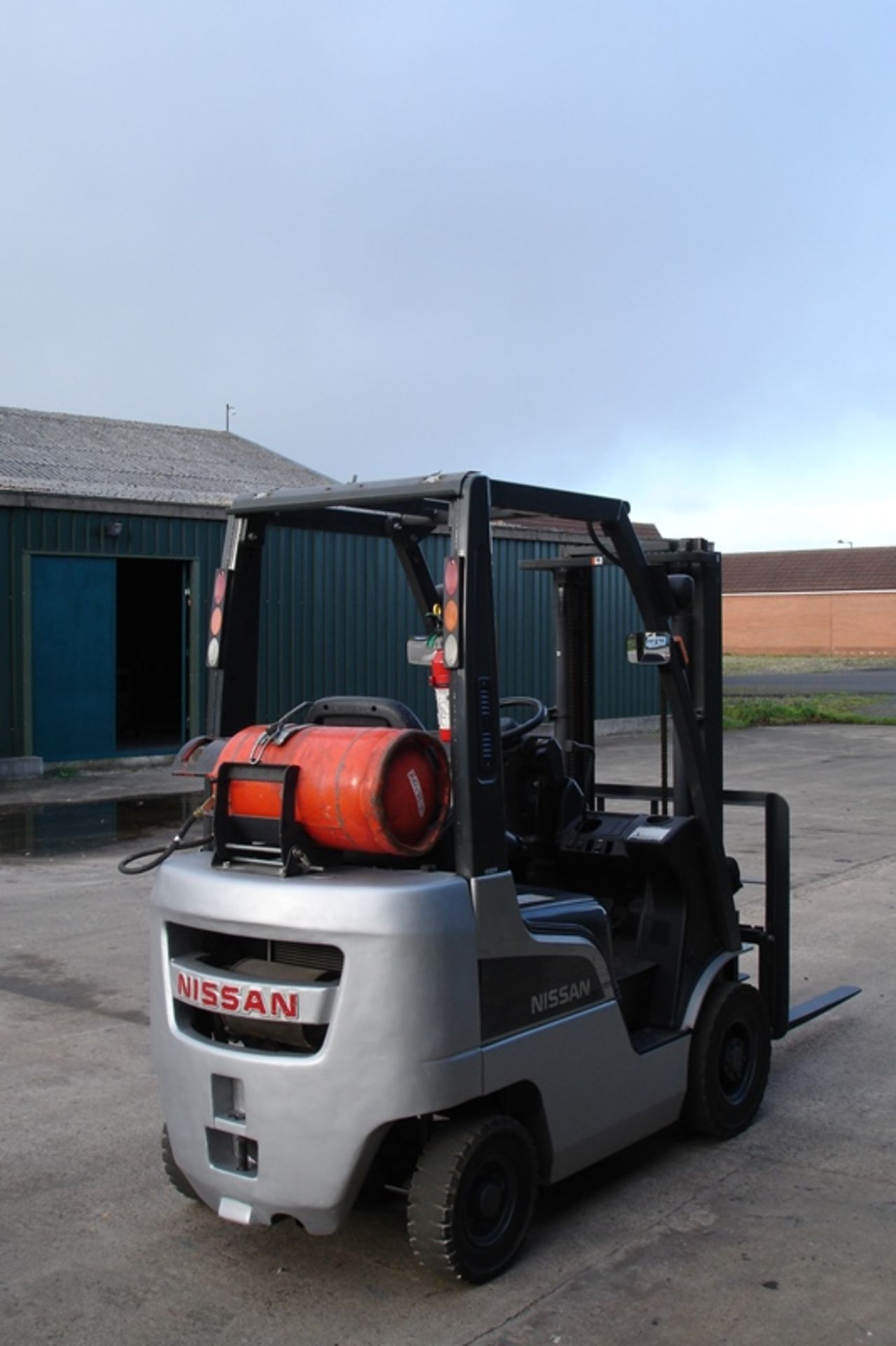 Nissan 1.5 ton Forklift (2009) - Image 3 of 5