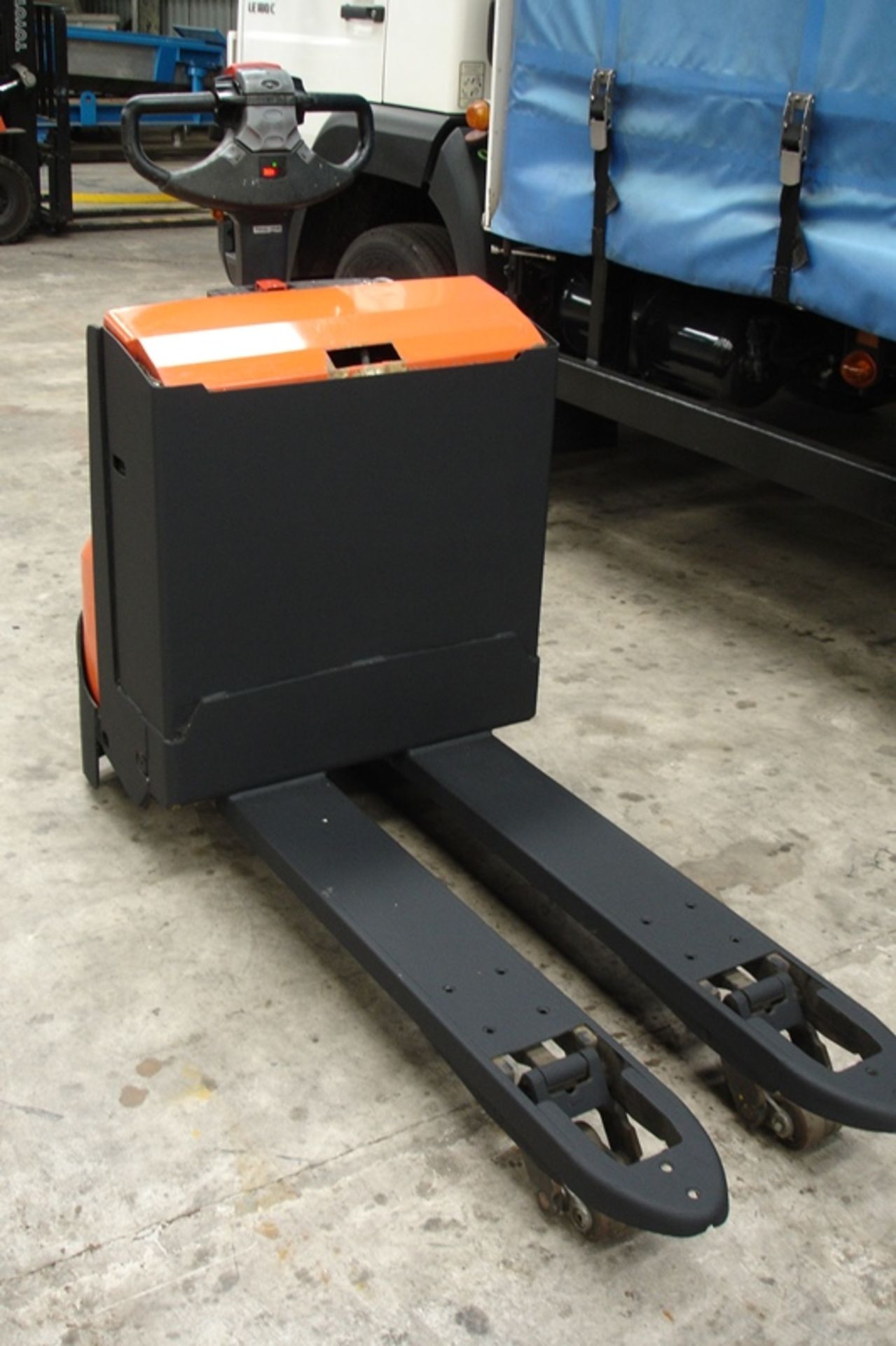 BT Electric pallet mover (2010) - Image 3 of 3