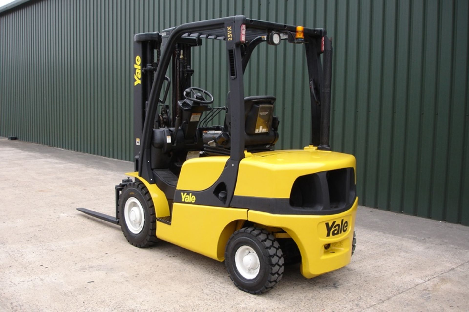 Yale GDP25VX Forklift (2010) - Image 2 of 8