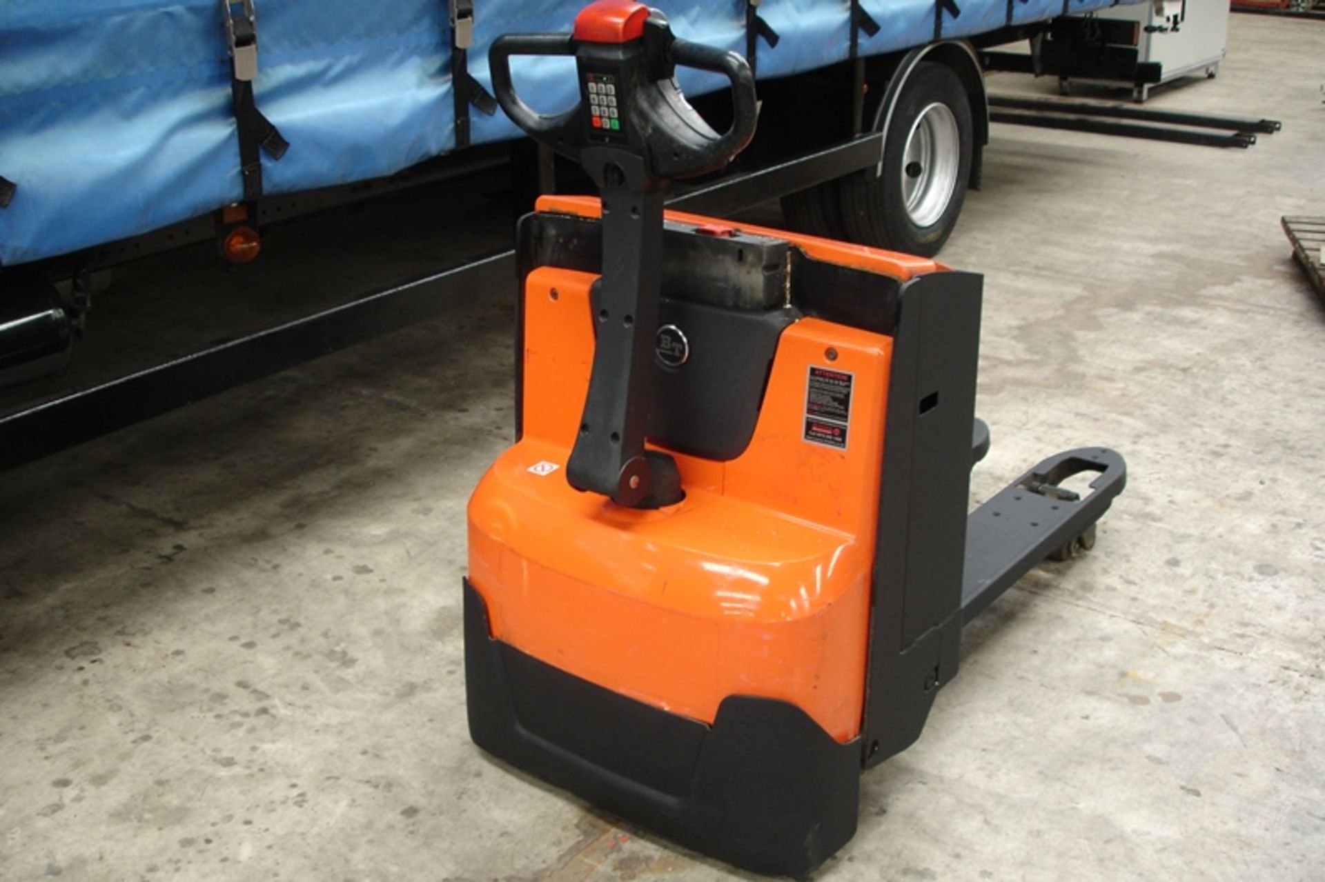 BT Electric pallet mover (2010) - Image 2 of 3