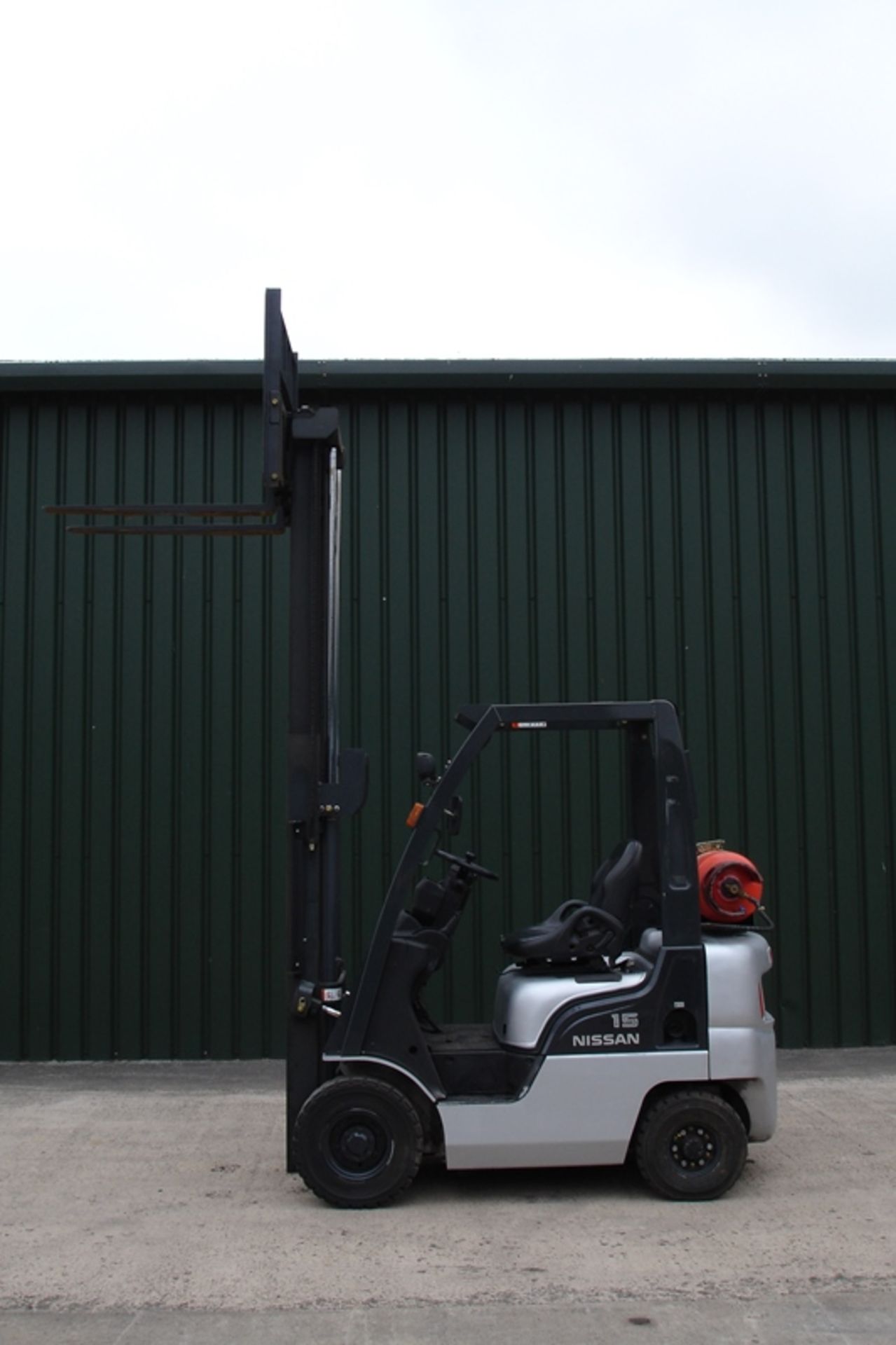 Nissan 1.5 ton forklift (2007) - Image 6 of 6