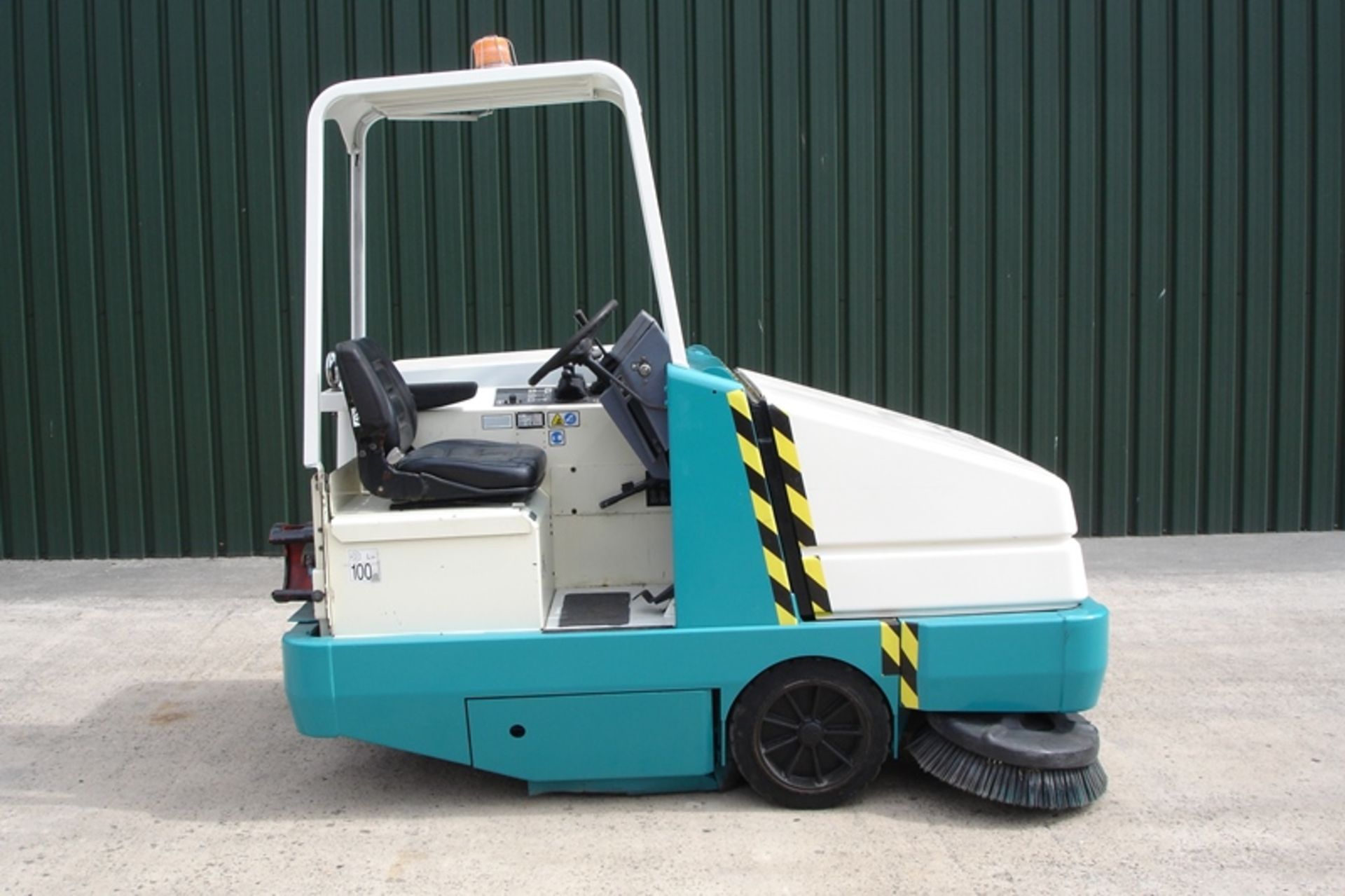 Tennant 6550 Gas Powered Ride On Sweeper/vac