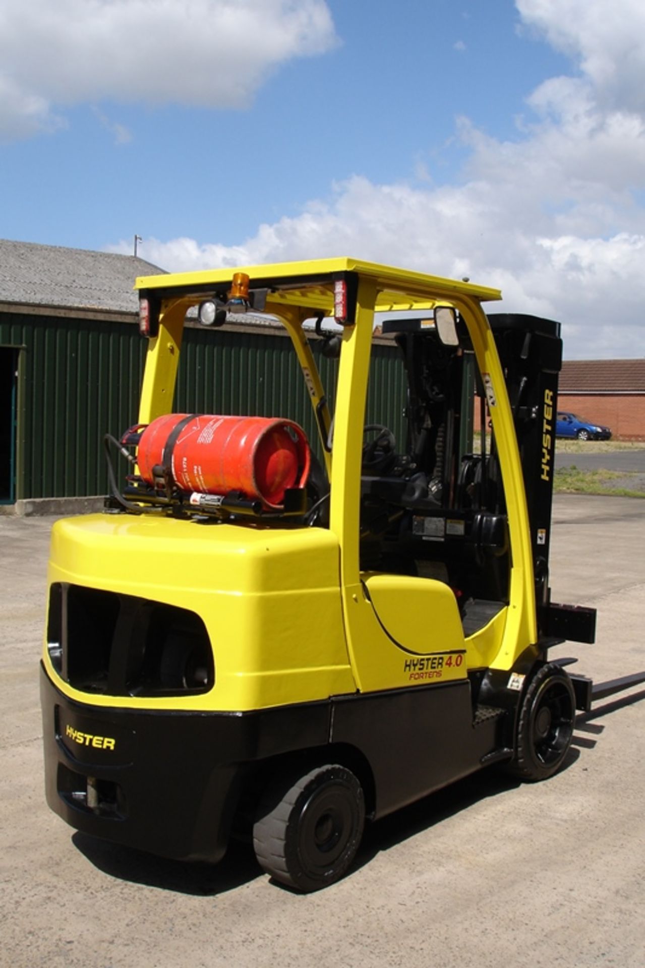 Hyster S4.0FT Compact Forklift ( 2011 ) - Image 3 of 6