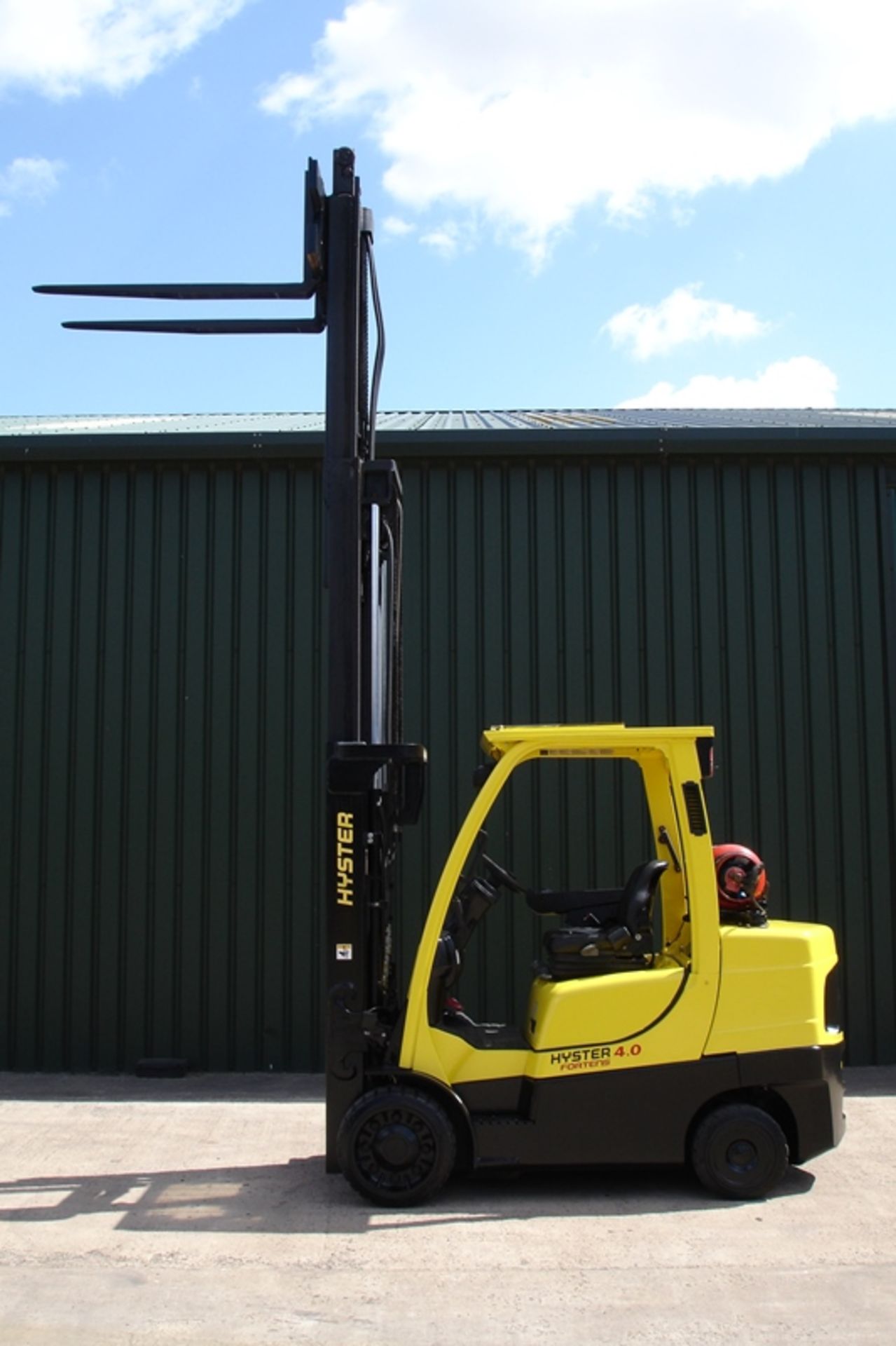 Hyster S4.0FT Compact Forklift ( 2011 ) - Image 5 of 6