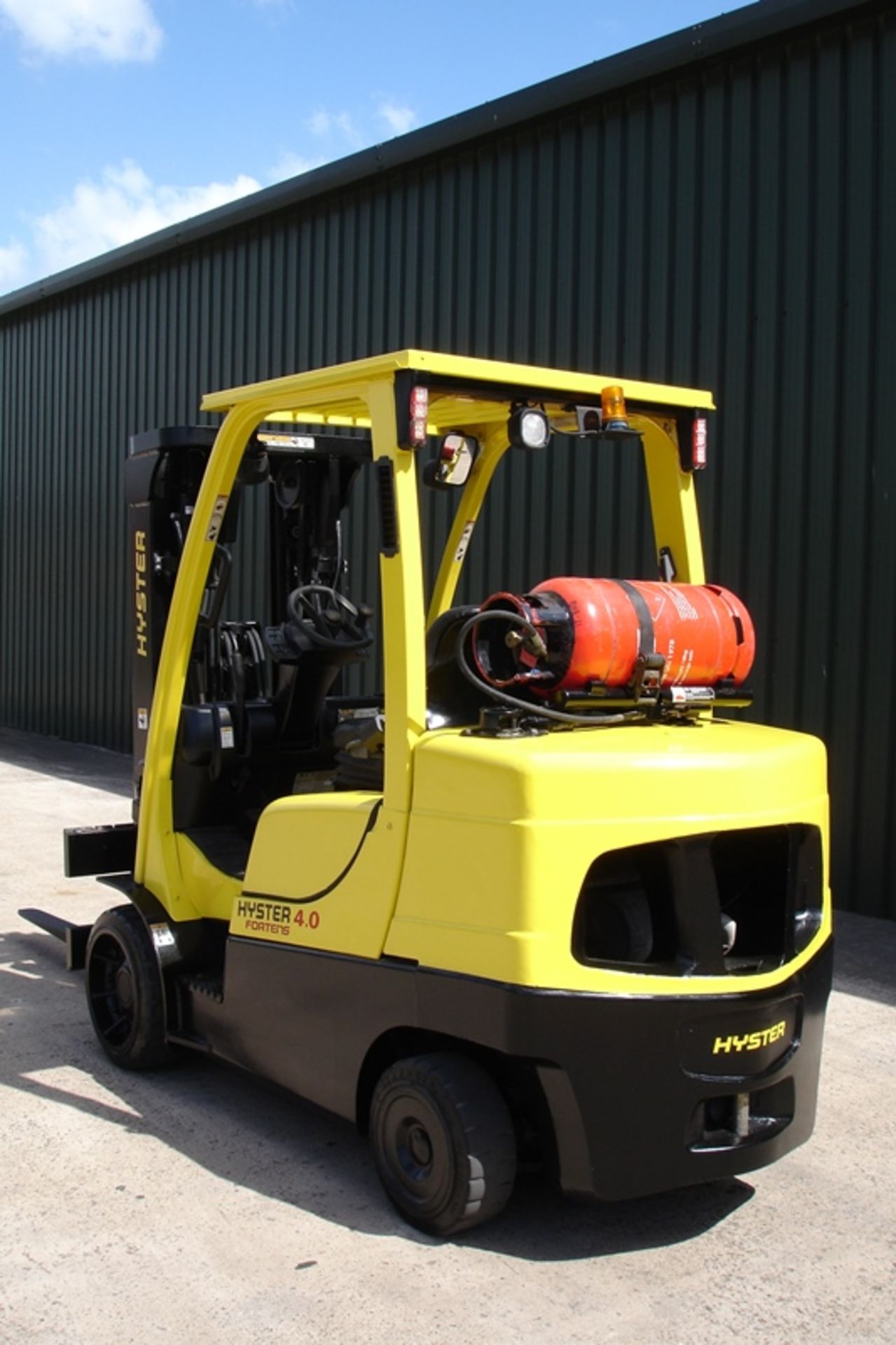 Hyster S4.0FT Compact Forklift ( 2011 ) - Image 2 of 6