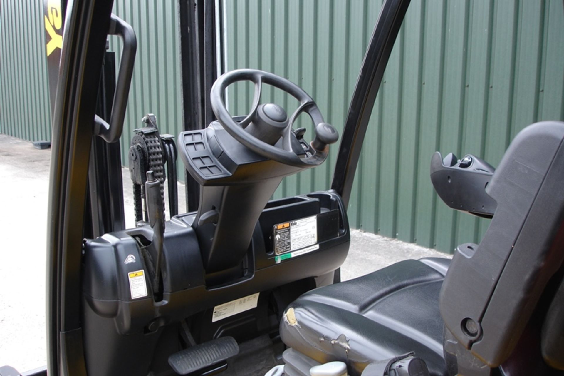 Yale GLP1.8VX Forklift (2011) - Image 5 of 6