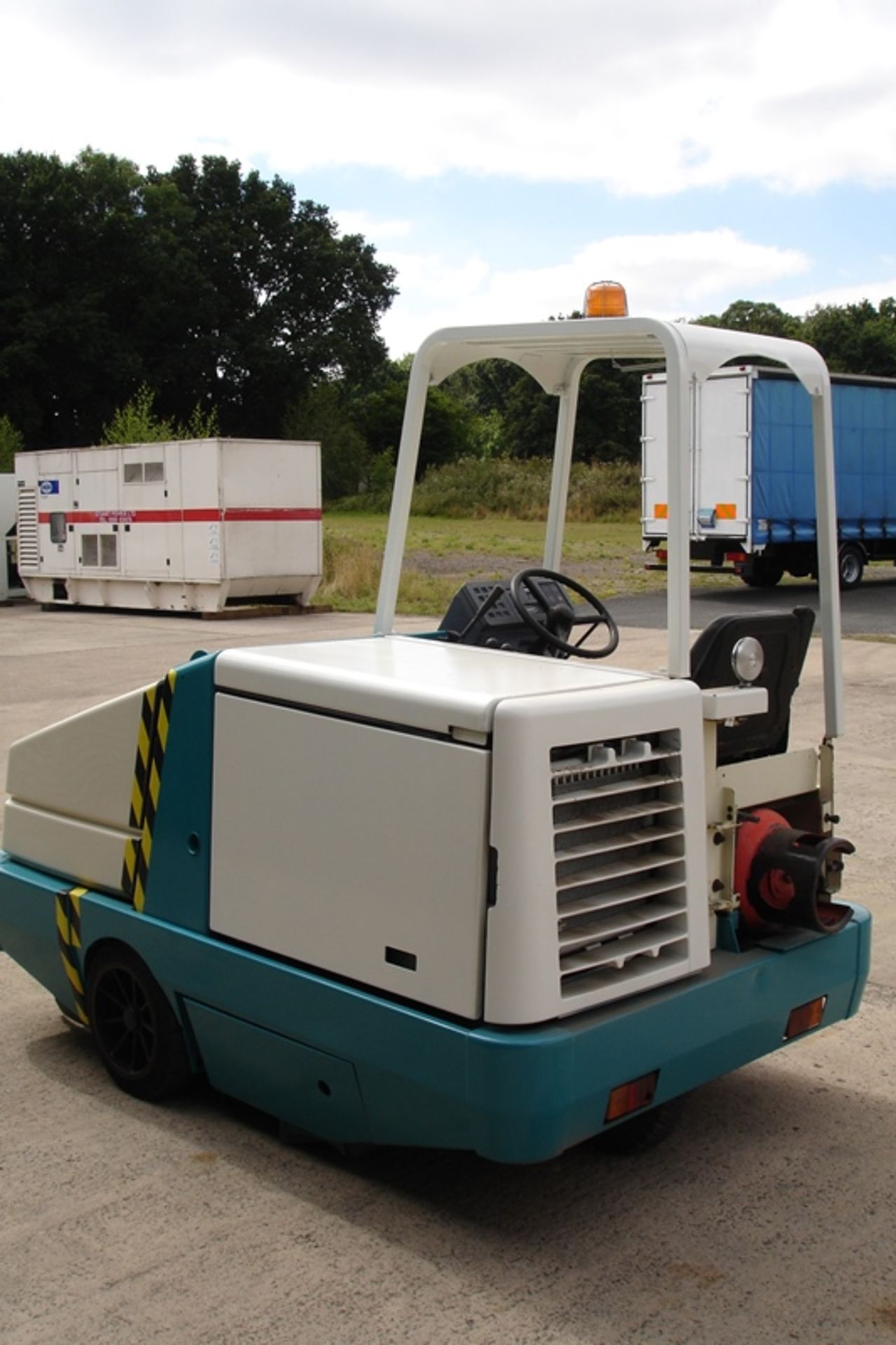 Tennant 6550 Gas Powered Ride On Sweeper/vac - Image 4 of 5