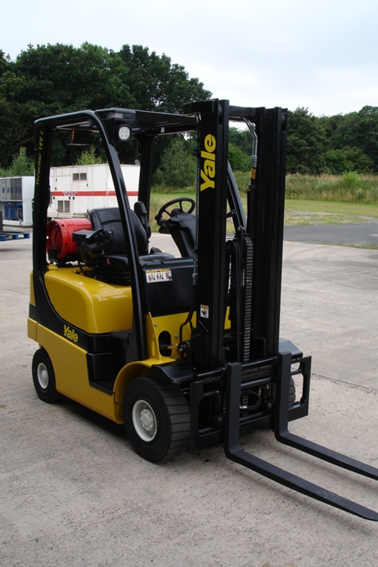 Yale GLP1.8VX Forklift (2011) - Image 4 of 7