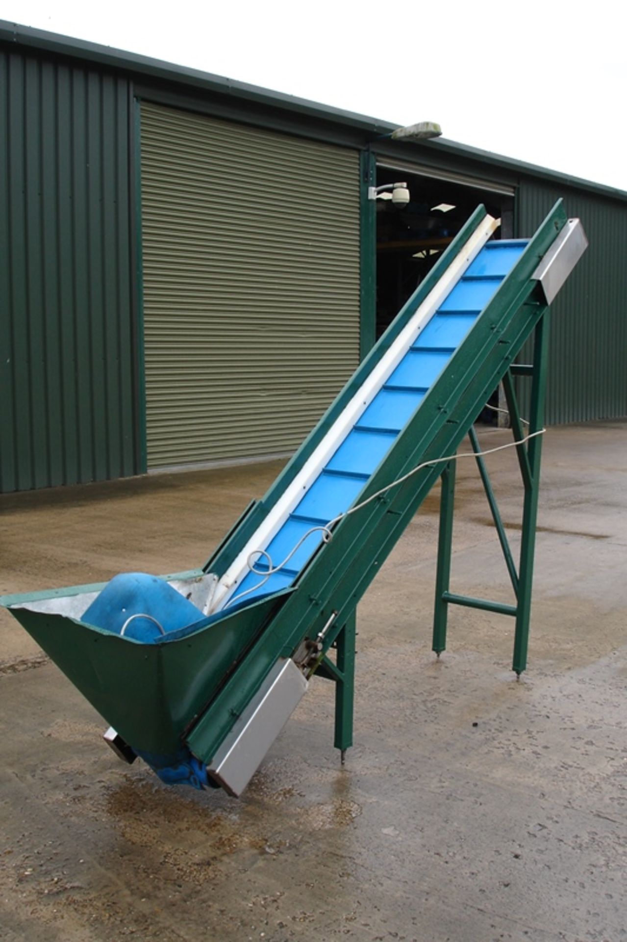 Uplift Conveyor With bottom hopper