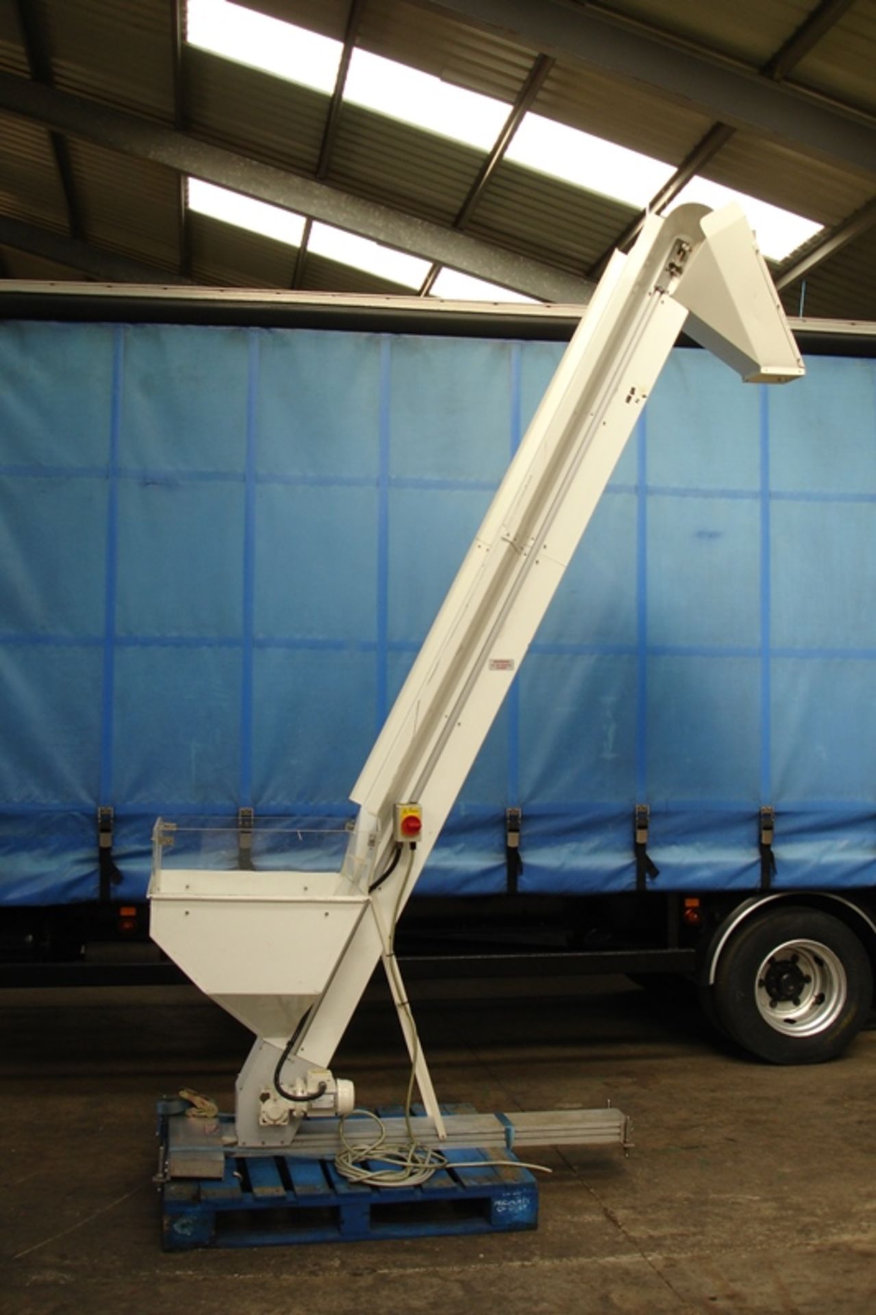 Aylesbury Uplift conveyor with bottom hopper