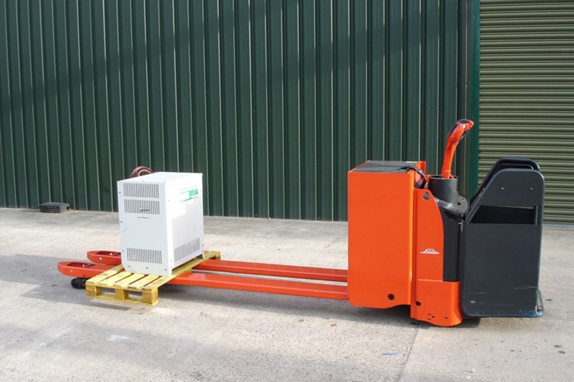 Linde T20 Electric Ride on Multi Pallet Mover