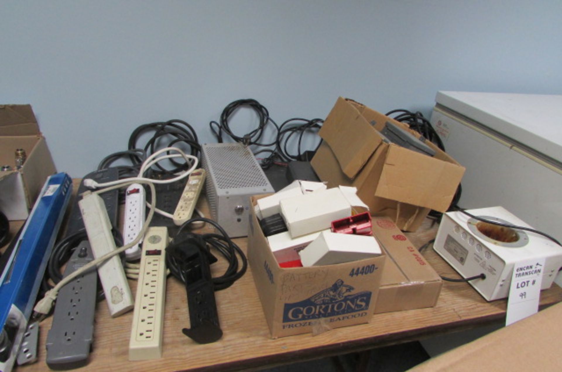 LOT: LIGHT ACESSORIES, SPEAKERS, ELECTRICAL BARS ETC - Image 2 of 5