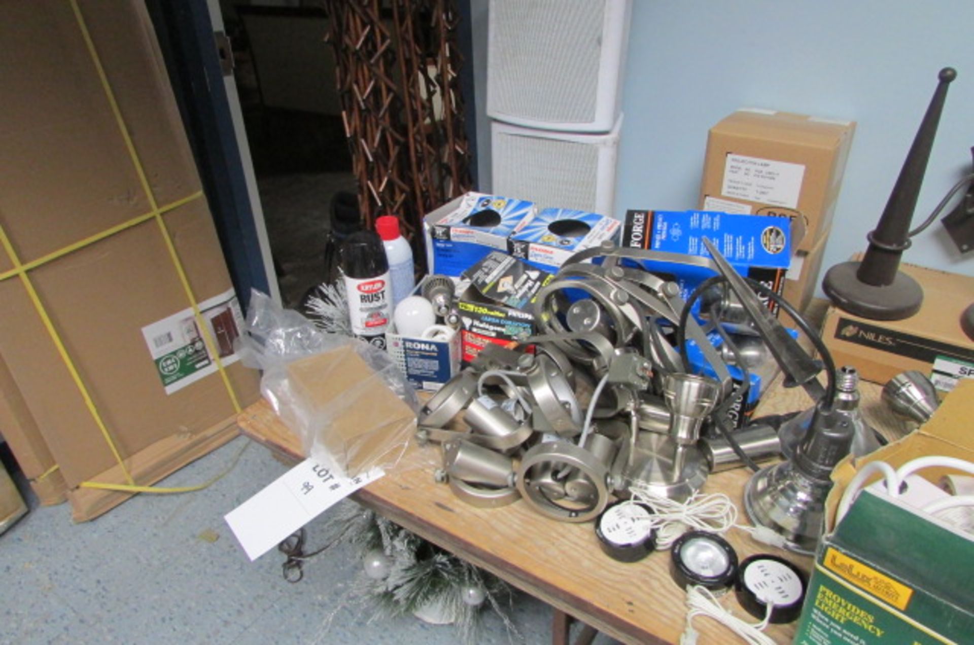 LOT: LIGHT ACESSORIES, SPEAKERS, ELECTRICAL BARS ETC - Image 4 of 5