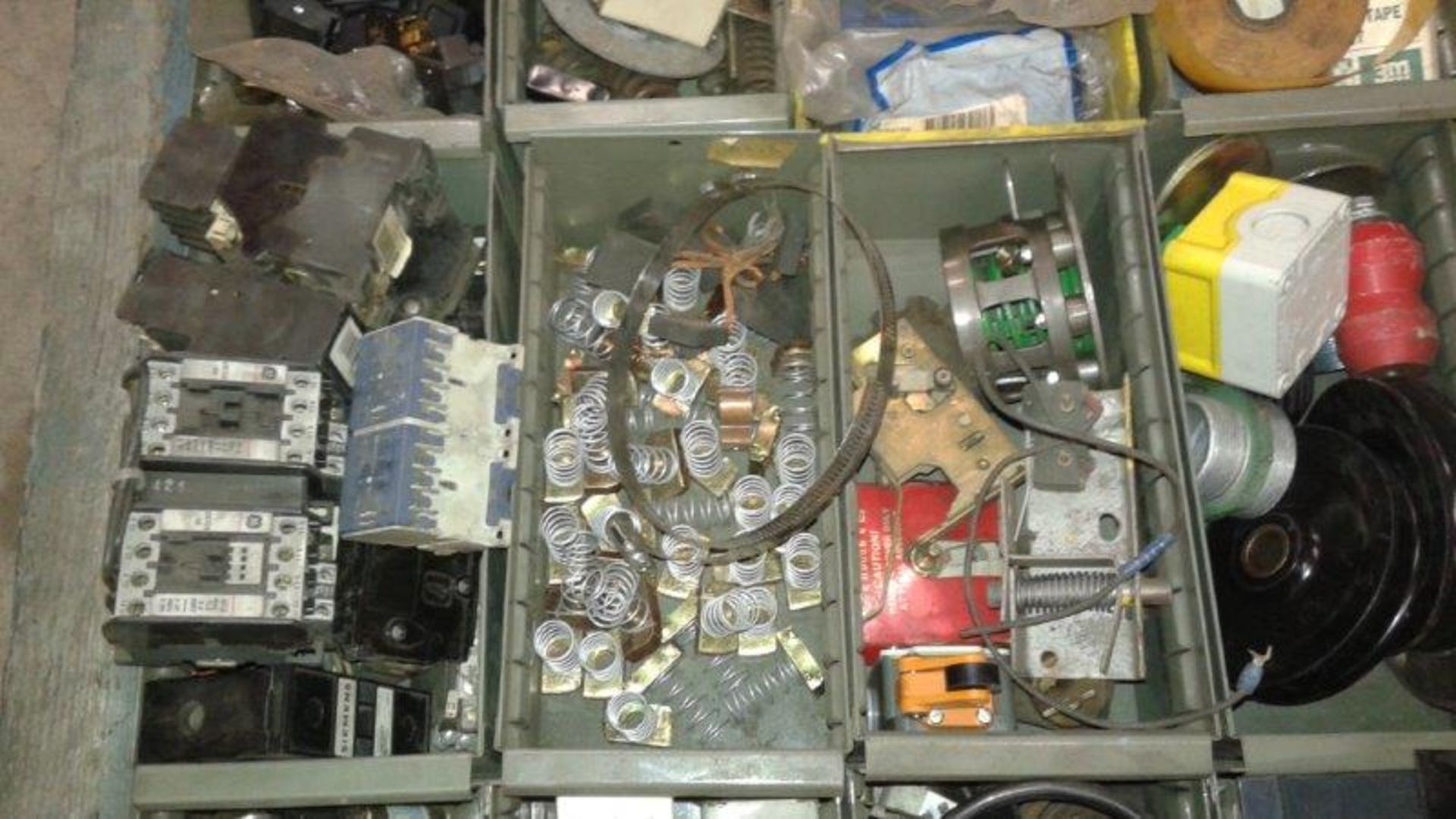 LOT: ASSORTED ELECTRICAL COMPONENTS, FUSES, CONNECTORS, BULBS, SPARE PARTS, RELAYS, SWITCHES, - Image 6 of 9