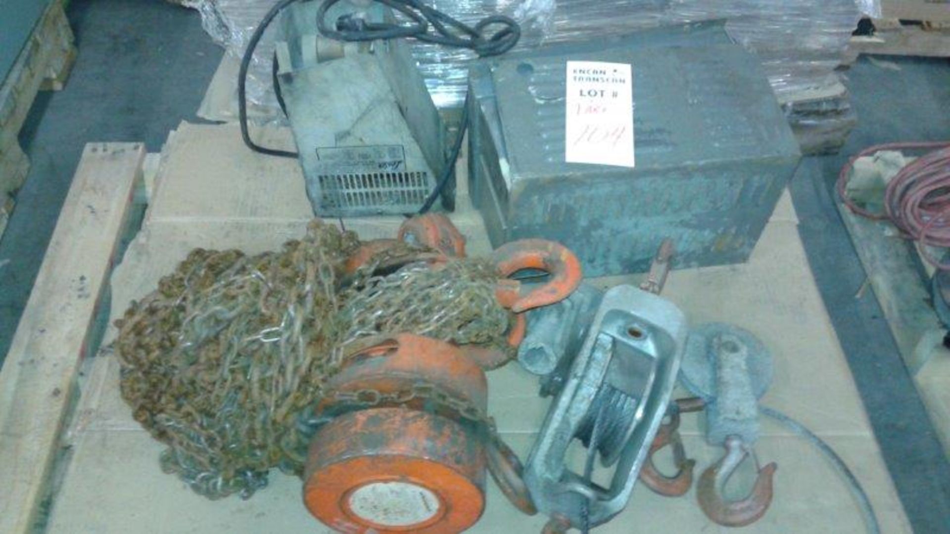 LOT: ASSORTED HAND TOOLS, TOOLBOX, LEVEL, ELECTRICAL EXTENSION, TROWELS, HAND SAW, CHAIN BLOCK & - Image 5 of 6