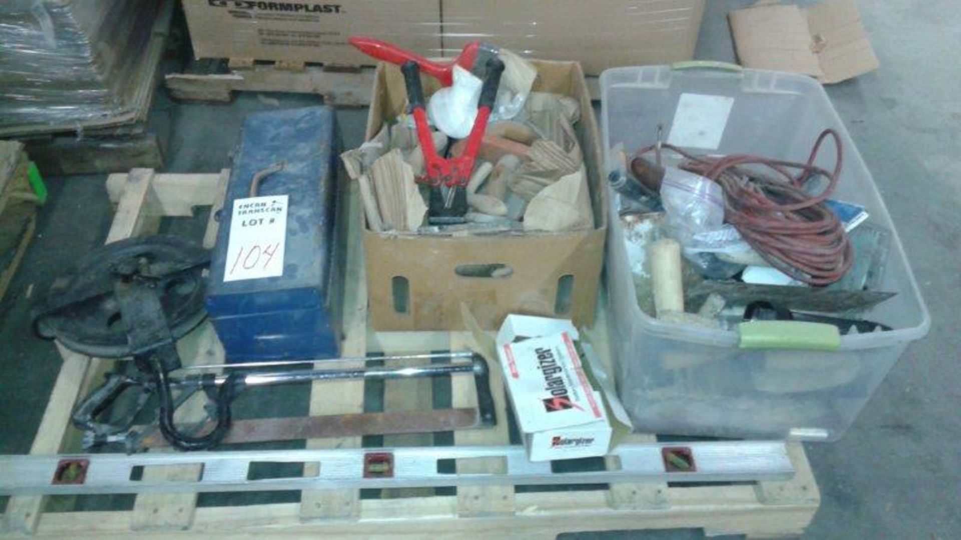 LOT: ASSORTED HAND TOOLS, TOOLBOX, LEVEL, ELECTRICAL EXTENSION, TROWELS, HAND SAW, CHAIN BLOCK &