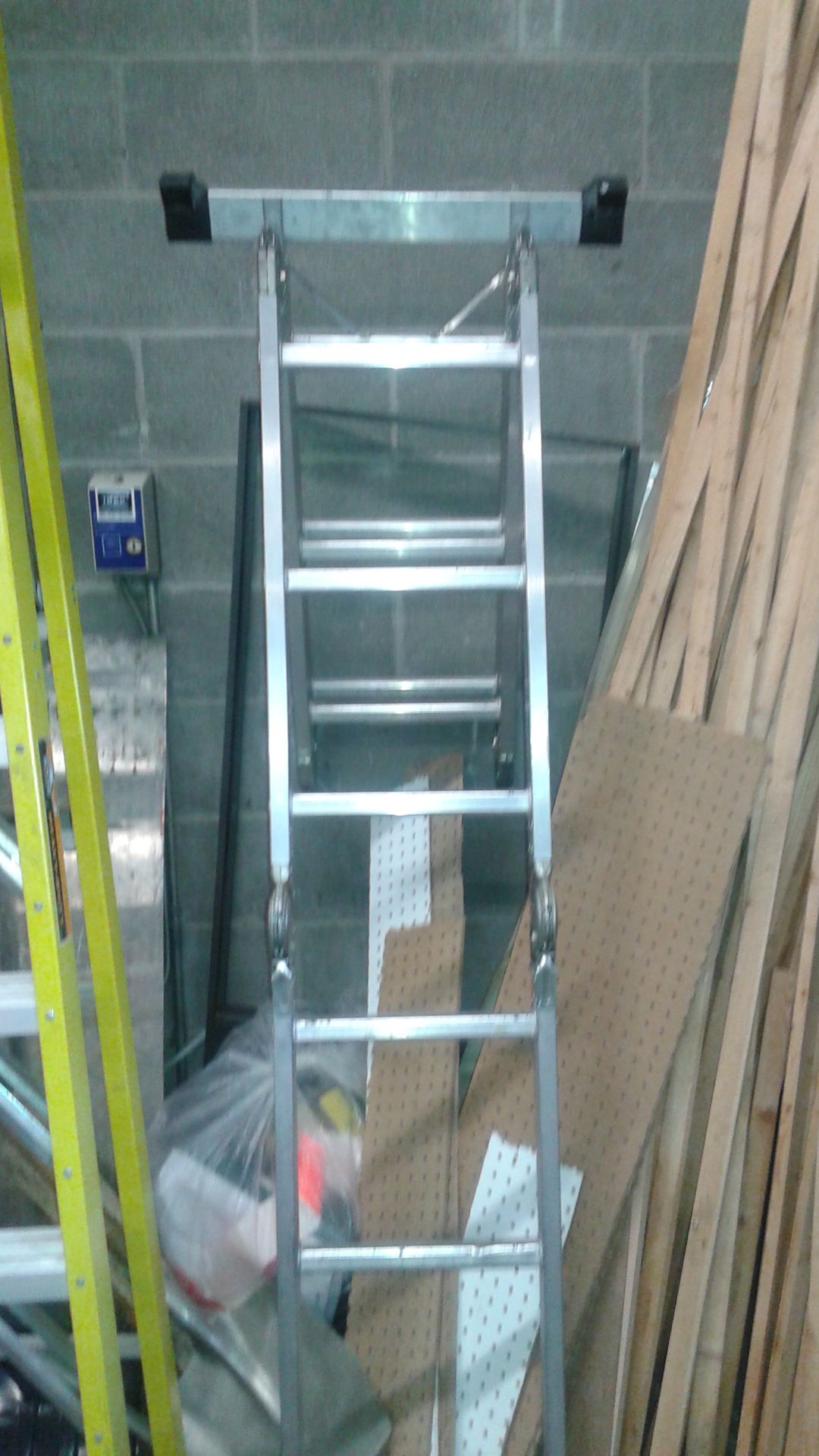 12' FOLDING LADDER (4 X 36'' SECTIONS)