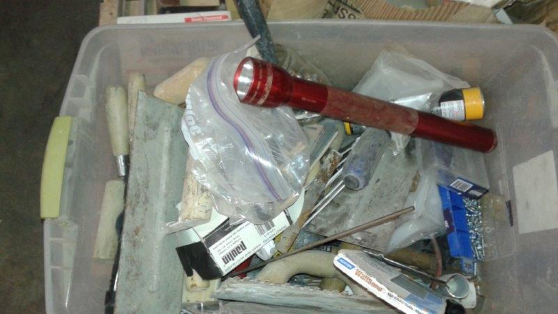 LOT: ASSORTED HAND TOOLS, TOOLBOX, LEVEL, ELECTRICAL EXTENSION, TROWELS, HAND SAW, CHAIN BLOCK & - Image 4 of 6