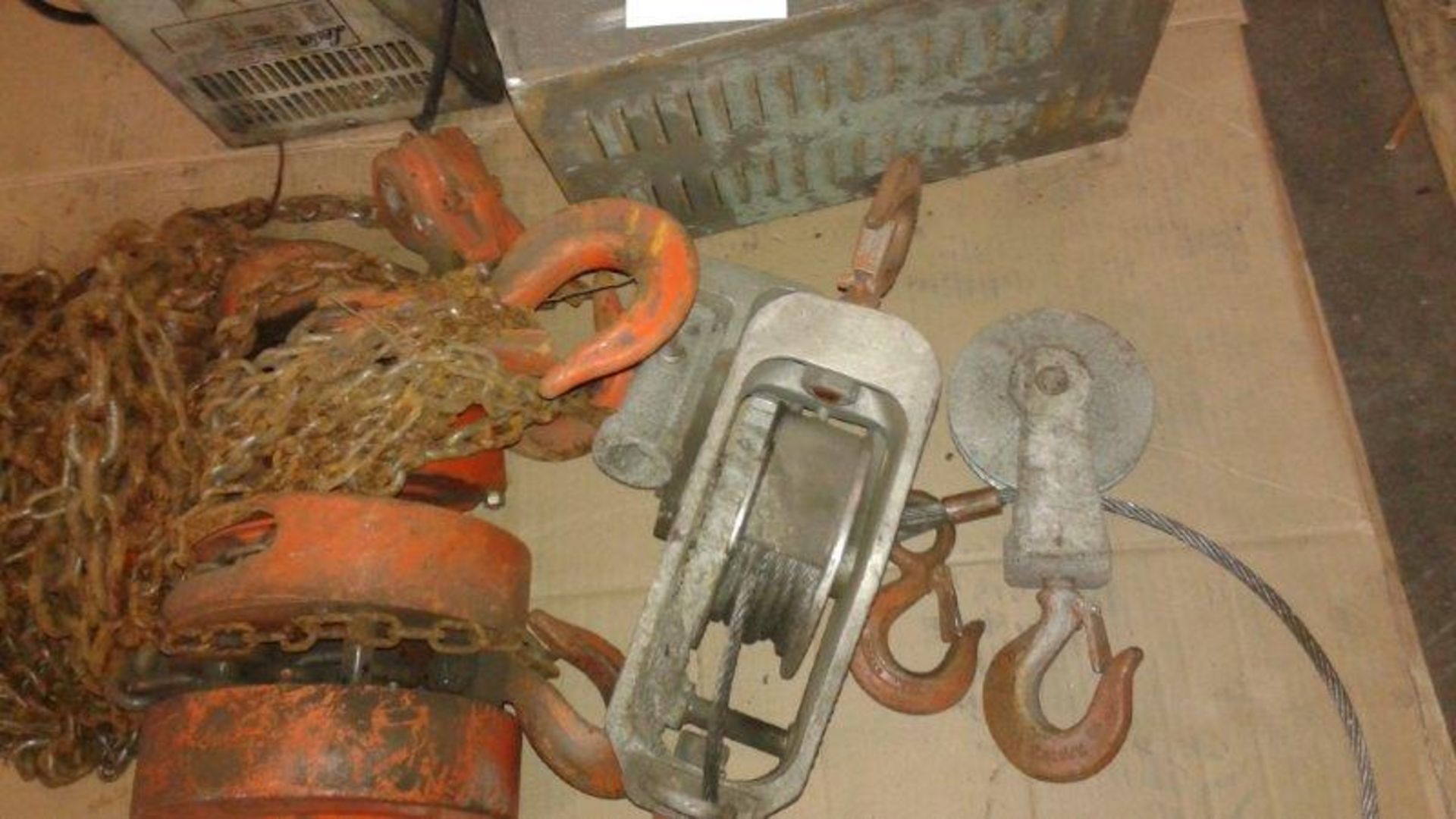 LOT: ASSORTED HAND TOOLS, TOOLBOX, LEVEL, ELECTRICAL EXTENSION, TROWELS, HAND SAW, CHAIN BLOCK & - Image 6 of 6