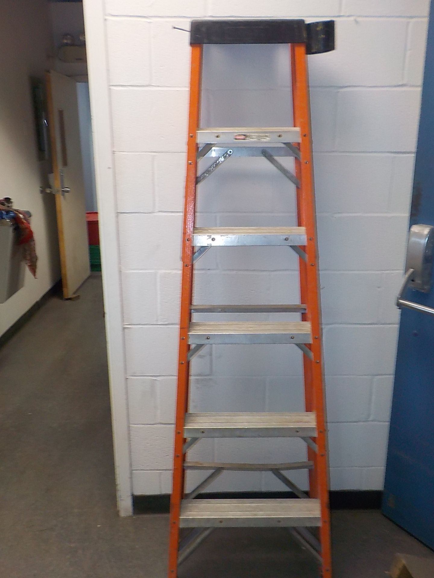 6' LADDERS - Image 2 of 2