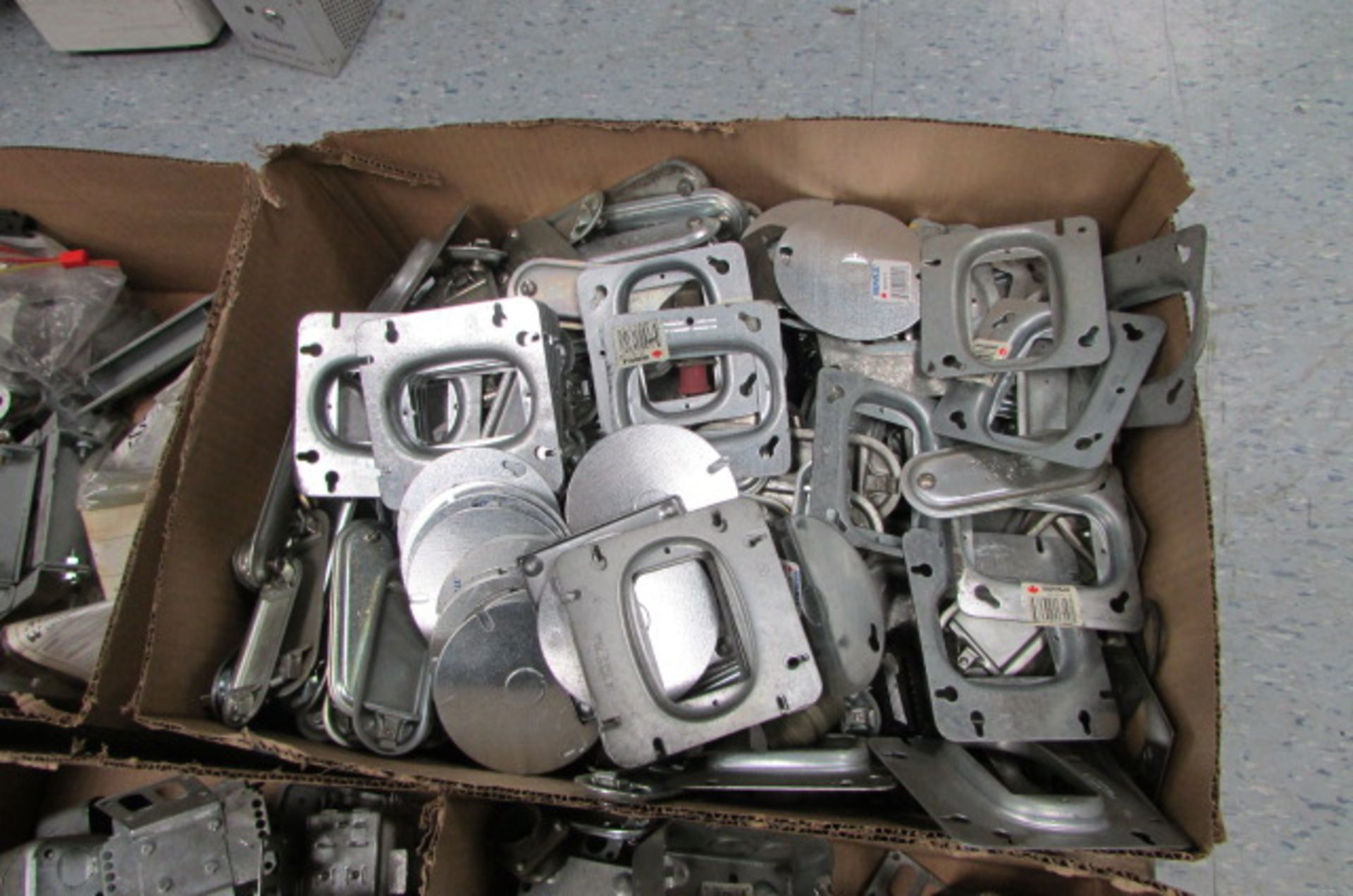 LOT: ASSORTED ELECTRICAL COMPONENTS, GALV. OUTLET BOXES, PLATES, SUPPORTS, MALE/FEMALE 110/220VOLT - Image 4 of 4