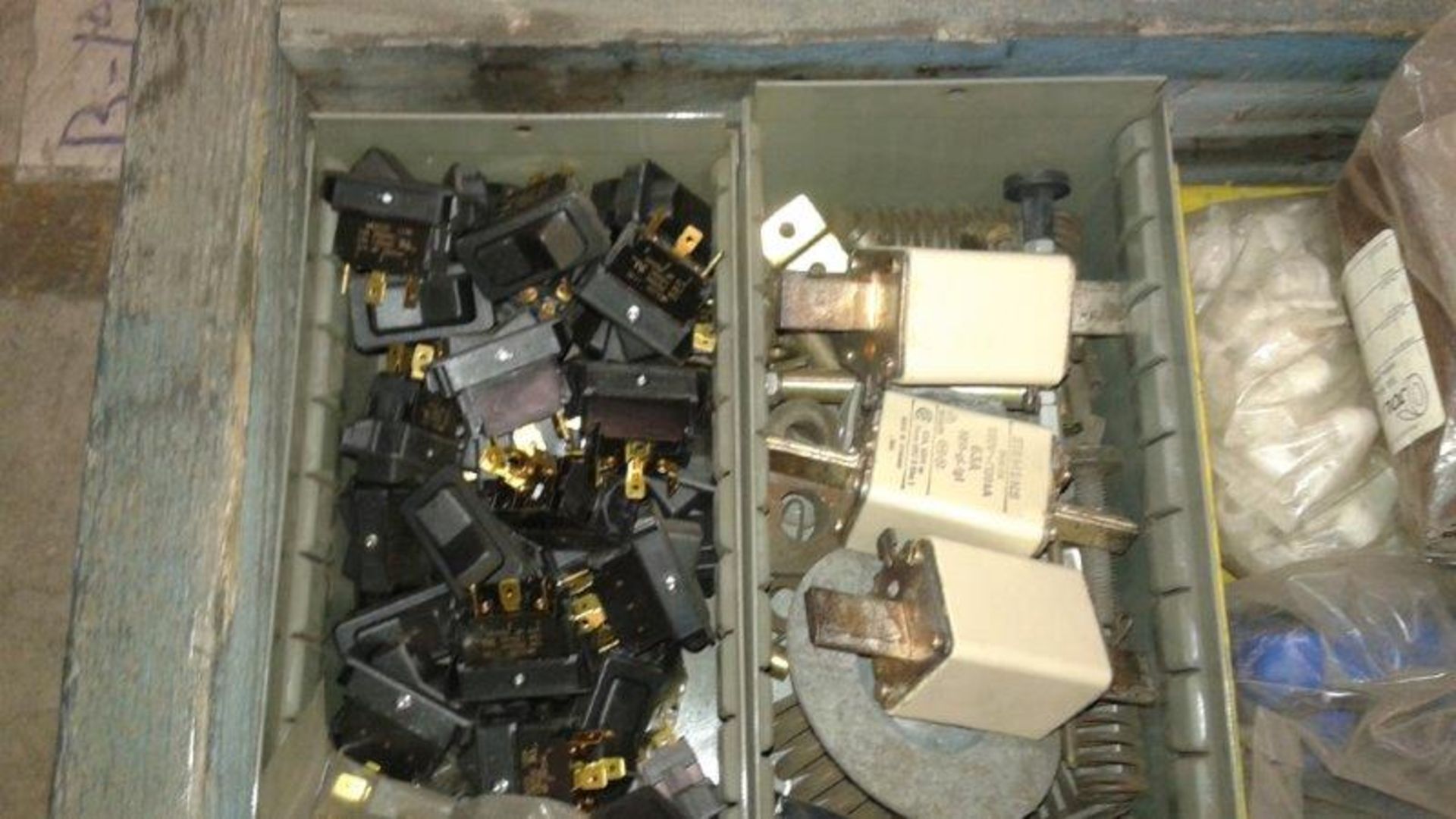 LOT: ASSORTED ELECTRICAL COMPONENTS, FUSES, CONNECTORS, BULBS, SPARE PARTS, RELAYS, SWITCHES, - Image 7 of 9