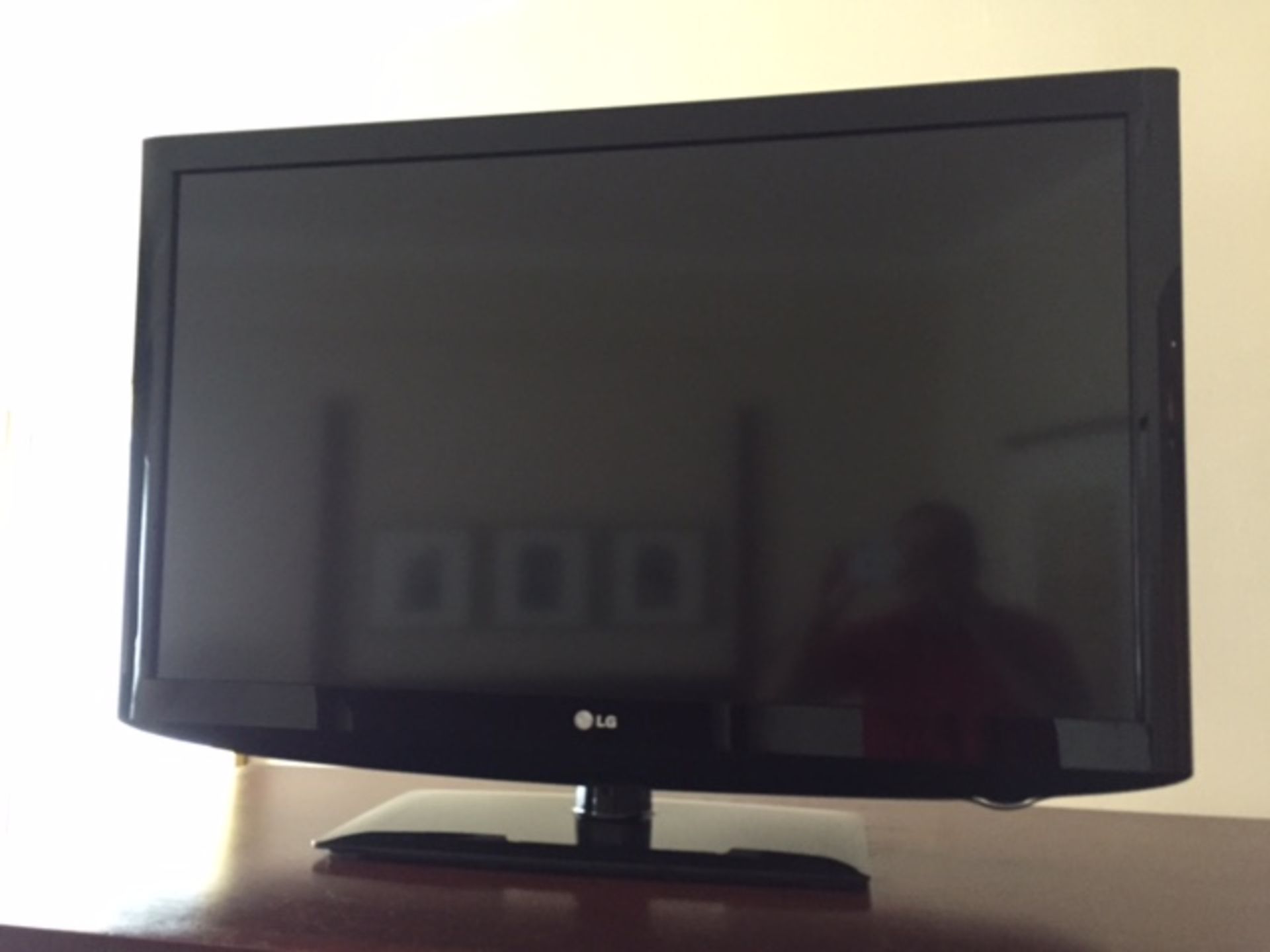 42" LG FLATSCREEN TV