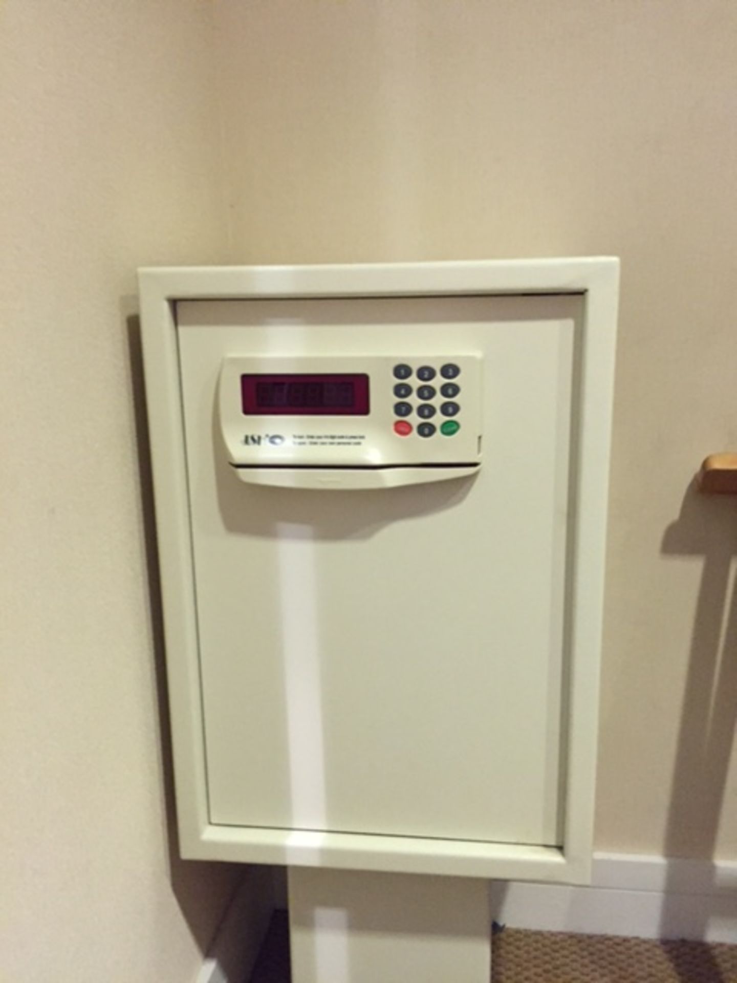 HOTEL STYLE PERSONAL SAFE (20'' H x 14'' W x 11'' D)