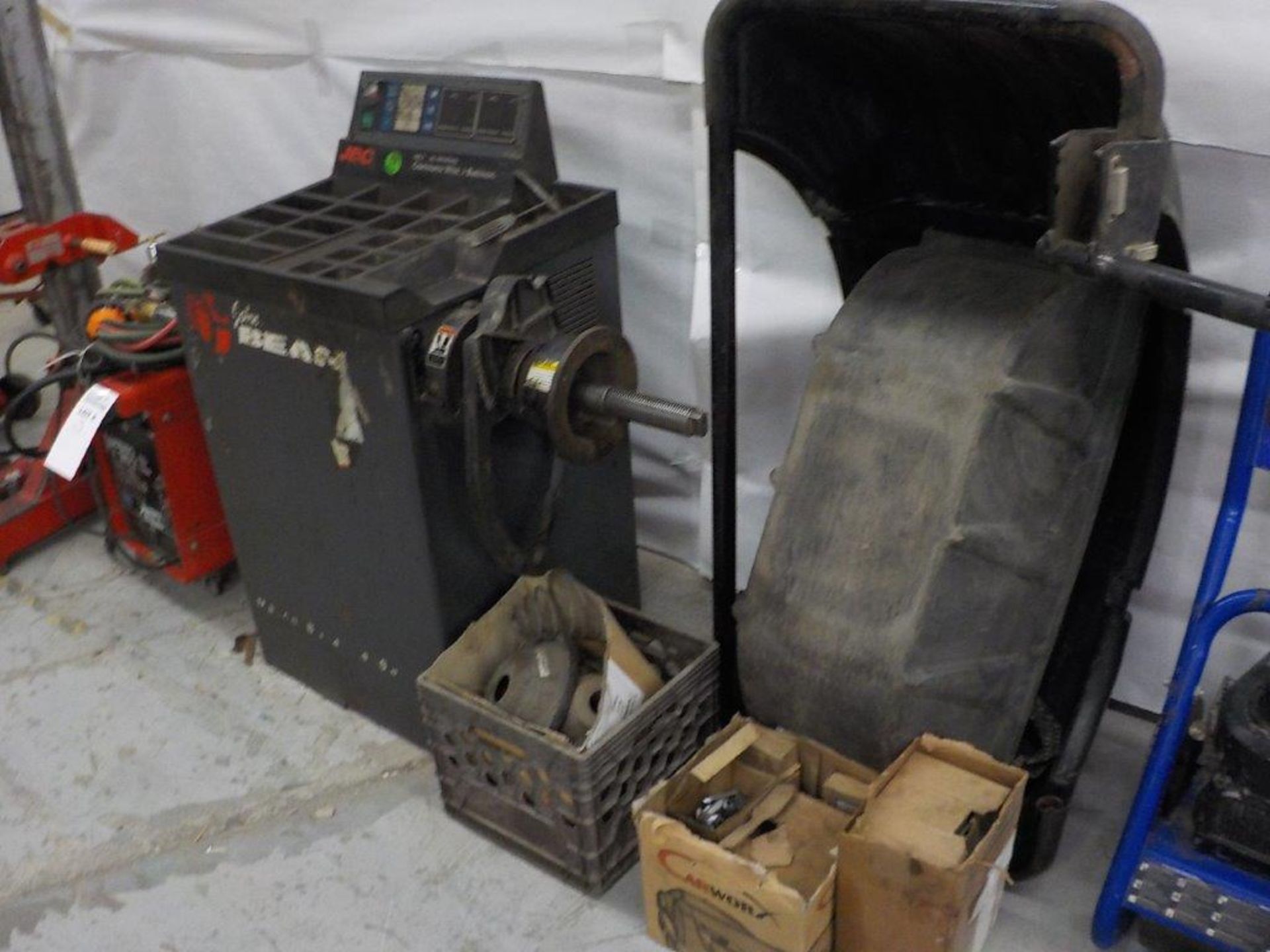 JBC self-calibrating computer wheel balance machine, c/w: weights& tire cover - Image 4 of 4