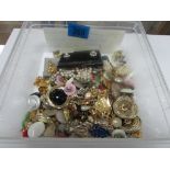 Quantity of costume jewellery