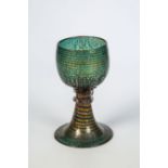 Seltener Römer19. Jh. Türkisfarbenes Glas mit eingeschmolzener, gerissener Silberfolie und auf
