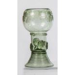 RömerNorddeutsch oder Niederlande, um 1700 Grünes Glas mit Abriss. Ausgestellter, gesponnener Fuß.