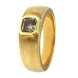 Ring mit cognacfarbenem Diamant750-er Gelbgold, ca. 13,4 g. Massive, satinierte leicht verlaufende