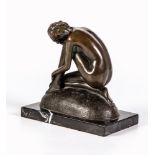Max Milogeb. 1938 Knieender Damenakt. Bronze, braunschwarz patiniert. Felsartiger Sockel signiert,