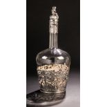 Flasche mit SilbermontierungDeutschland, um 1900 Farbloses Glas. Durchbrochen gearbeitete