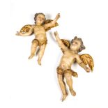Zwei schwebende EngelSüddeutsch, 19. Jh. Vollplastisch geschnitzt, gefasst, bemalt und partiell