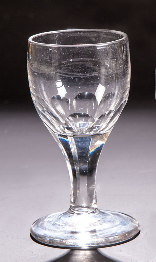 Satz von sechs SchnapsgläsernMitteldeutsch, 1. H. 19. Jh. Farbloses Glas, teils geschältes Glas