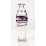 VaseBernstein, 1969 Farbloses Glas mit violetten Fäden unregelmäßig umsponnen. Oberhalb des