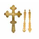 Reliquienkreuz und liturgisches Besteck20. Jh. Messing/Metall, graviert und vergoldet. Besteck mit