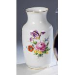 Vase mit BlumenbukettMeissen, 1971 Balusterkorpus mit eingezogenem Standring. Dekoriert mit großem